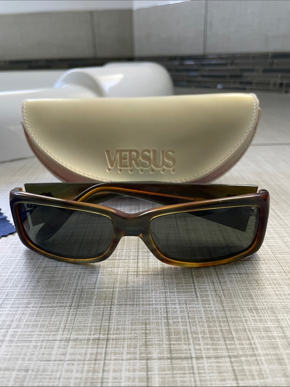Versus rectangular tortoiseshell sunglasses - brown lenses